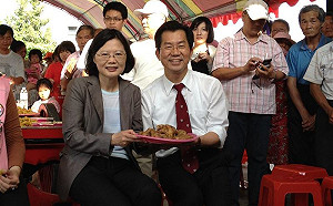 用青春血汗追逐夢想 蔡英文緬懷李應元「成就引以為傲的民主台灣」