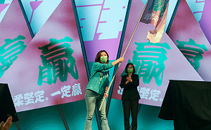 授戰旗予林靜儀 蔡英文誇「最專業、最勇敢」