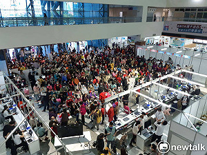 嘉市振興消費滿千送百今起兌換 市府一樓人滿為患