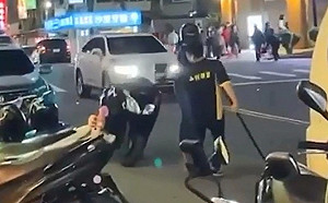 「揮棒落空」!行車糾紛持棍反遭辣椒水噴臉 痛得睜不開眼睛急喊報警