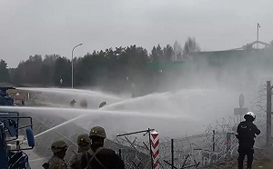 非法移民邊境衝突加劇 疑白俄羅斯特工混入 波蘭用催淚瓦斯驅逐人群