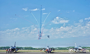 (影)全球首支F-16V戰鬥機隊成軍 蔡英文出席典禮擔任大閱官