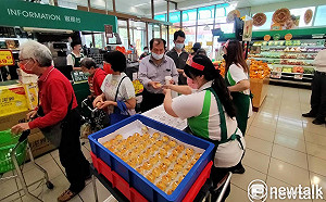 排隊人潮再現！連鎖超市促銷出奇招 蛋黃酥免費試吃