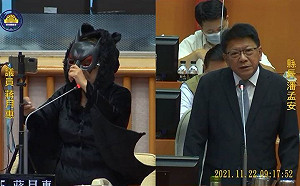 (影)蔣月惠變身蝙蝠俠搞笑問主權 潘孟安一臉正經回嗆「廢話」