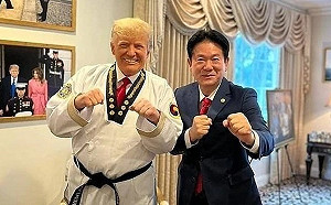 戰鬥力直逼普丁!川普獲跆拳道榮譽黑帶九段 放話重返白宮穿去國會
