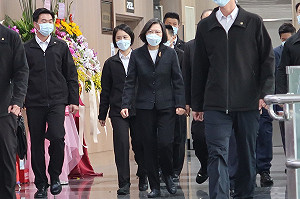 「總統,超商店員被刺」?蔡英文揮手、不語