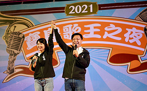 偕黃雍琇樂活節展歌藝 趙天麟高唱「出頭天」挺台灣