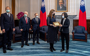 開心合影蔡英文 立陶宛議員:我們都是熱愛自由而被中國制裁的女人