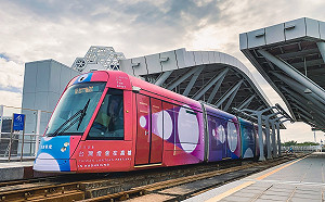 台灣燈會彩繪版輕軌列車啟動 燈會視覺意象高鐵左營站亮相