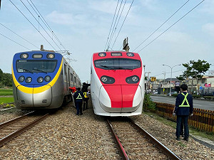 貨車司機卡平交道觸電送醫!台鐵「湖口-新豐」一度雙向不通