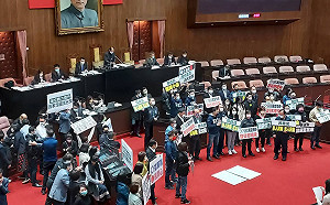 不滿搭專機宣傳反公投 藍委杯葛議事批蘇貞昌小偷