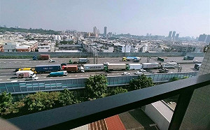 國道8大車連環撞 「航運三雄」煞不住撞成貪食蛇