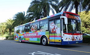 全台唯一!新北歡樂耶誕城「積木公車」彩裝登場