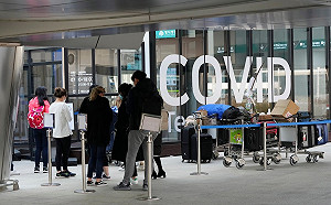 疫情隨假期人潮爆發 美單日確診破20萬例 專家警告 : 很快就達50萬例