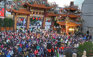 全國首創公投行動劇 台中西屯福壽宮爆棚