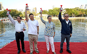 高雄城市盃全國龍舟錦標賽首度移師愛河 表演賽市府首長隊險勝