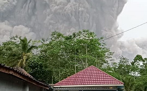 (影)印尼塞梅魯火山噴發  至少1死41傷數千居民逃離