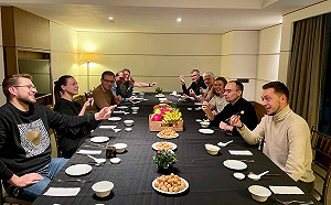 波海三國議員用筷子吃義美小泡芙 網友直呼哪招