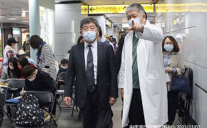 打疫苗送禮品奏效!民眾參與踴躍 指揮中心再加開:北車施打站接種服務延長至12/21