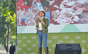 立院第 10 人  邱議瑩「打三劑、酒精不離身」仍確診