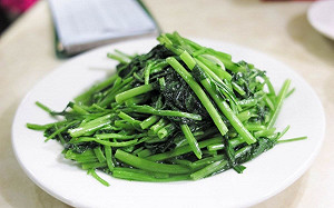 炒空心菜先放蒜頭算外行！正解曝光