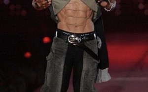 新庄剛志曬6塊腹肌照　3年後變8塊