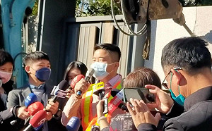 顏寬恒親自拆招待所!李雨蓁酸:在媒體面前表演