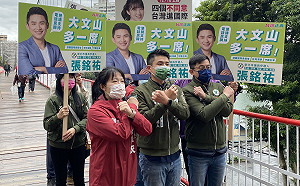 張銘祐、山田摩衣、卓冠廷合體新店掃街   宣講公投「四個不同意」