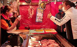 新北市長侯友宜視察泰山市場 落實肉品來源標示不鬆懈