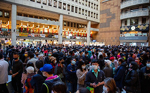 北車湧排隊人潮!為100元禮券搶打疫苗 招名威嘆:巨嬰社會