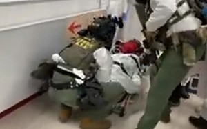 (影)新店「帽T殺手」被遣返回台 下機疑癲癇發作緊急送醫救治