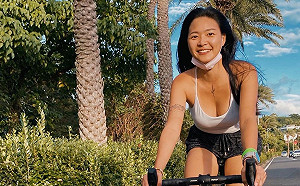 一夜爆紅!正妹獸醫濕身辣照引暴動 網嗨:想當狗