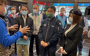 另類亮點!黃偉哲身旁正妹白襯衫「爆開」 網嗨:太兇了