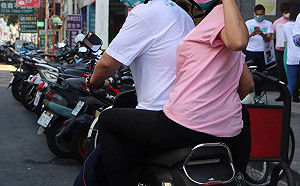 中二補選》第二波競選物出爐 林靜儀變身「擋泥板女神」