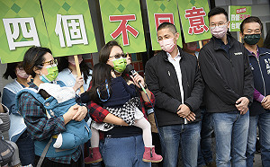 林飛帆、吳怡農合體掃菜市場  為公投催票:關心下一代的媽媽們站出來