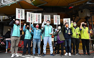 民進黨新北黨部宣傳公投「四個不同意」  何博文、張宏陸率公職赴市場宣講