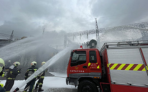 台電萬隆變電所爆炸釀停電 化學車泡沫壓制火勢