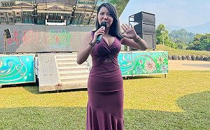 宛宛兒「大深V」主持婚禮比新娘辣！新郎表情「有亮點」