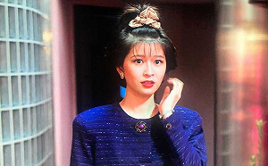 江宜蓉曬《華燈》酒店小姐劇照！幽默曝：肩膀沒有墊肩真的很冷