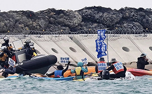 反美軍機場遷入邊野古 沖繩民眾乘皮艇抗議填海