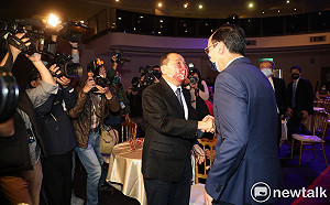 同場出席吳舜文新聞獎頒獎典禮  朱立倫侯友宜握手互動成焦點