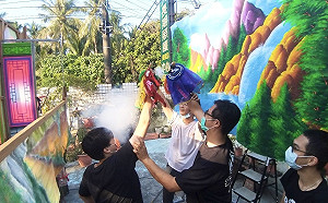 寒冬為安養中心長者帶來歡樂 中正高工布袋戲社愛心義演到屏東