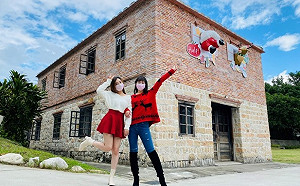 最囧新北淡水古蹟合體屁屁耶誕老人