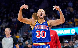 柯瑞登基歷史三分王　雷槍擁抱致意