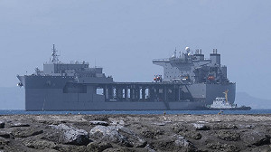 小笠原火山浮石「堵」美遠征機動基地艦 14點環台「包圍」.現蹤東沙