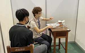 BNT引發心肌炎可及時診斷！台大醫助北市高中生做心電圖檢查