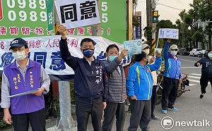 全力催四大公投票 台南市國民黨議員同步站路口宣講