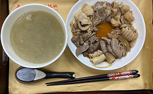 萊豬開放進口將滿一年！林為洲今吃豬內臟全餐喊：很安心