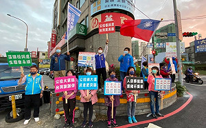 桃園藍軍公投選前衝刺 卯足全力街頭舉牌宣講催票