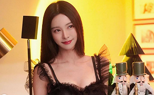 「鋼琴女神」超貼緊身褲送福利！「下身激凸」網熱議